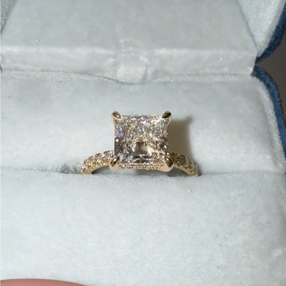 Elegant Gold Diamond Ring